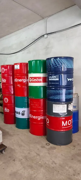 Bidones de aceite decorativos para taller CASTROL.