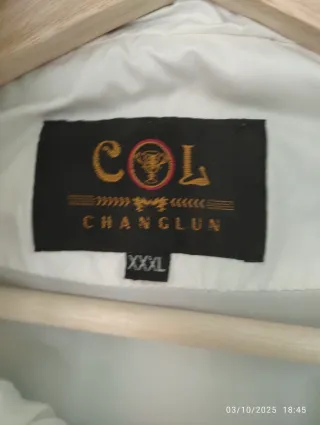 Chaqueta bomber blanca acolchada