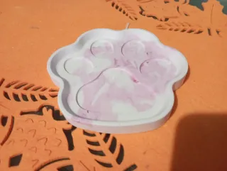 Piccola bandejita a forma di impronta di cane bianco