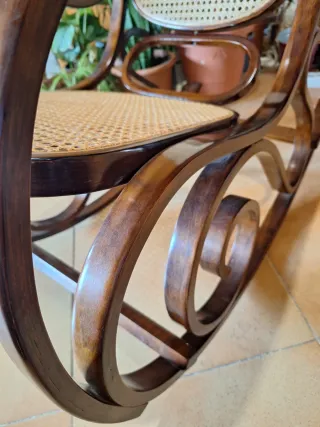 Mecedora de ratán y madera oscura