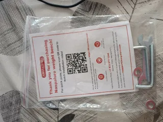 Banco de pesas ajustable naranja y negro.