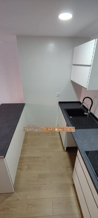 Cocina modular blanca y negra