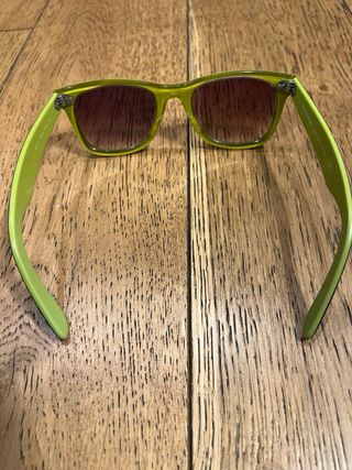 Occhiali da sole Ray-Ban neri e verdi