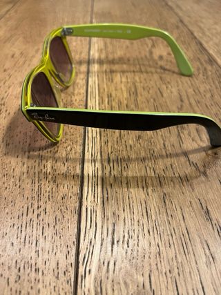 Occhiali da sole Ray-Ban neri e verdi