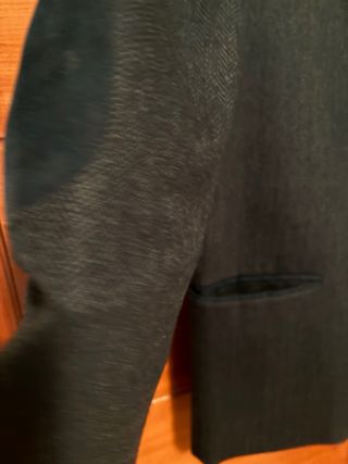 Americana azul con coderas