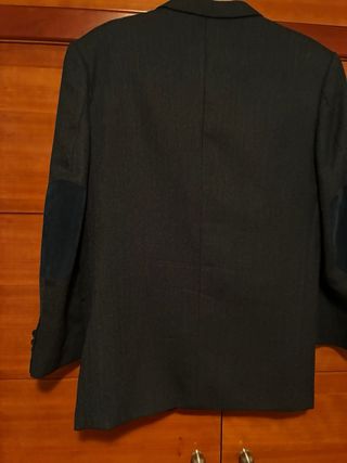 Americana azul con coderas