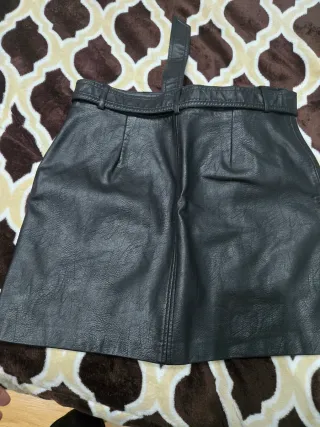 Falda de cuero con cinturón