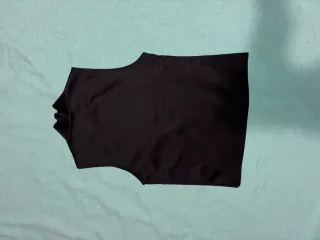 Top licra,medio cuello sin mangas negro