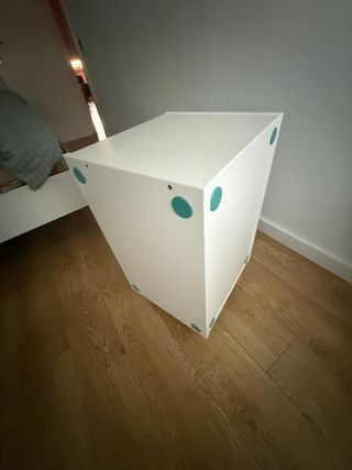 Mueble IKEA SMUSSLA blanco.