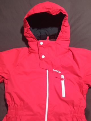 Traje de esquí rojo de Decathlon. Nuevo.