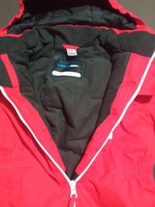 Traje de esquí rojo de Decathlon. Nuevo.