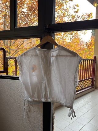 Camiseta blanca con girasol y cordones