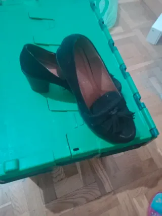 Zapatos negros de tacón con flecos