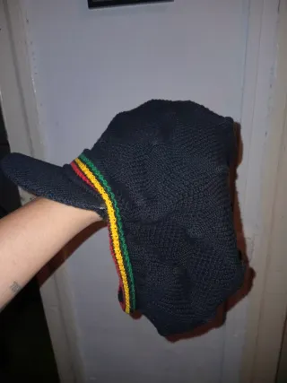 Gorra negra para recoger rastas
