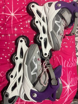 Patines en línea grises y morados