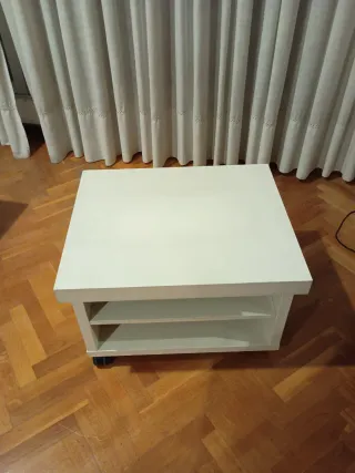 Mesa auxiliar blanca con ruedas