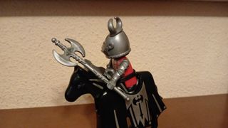 Playmobil Caballero Rojo con Hacha