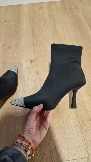 Botines negros con pedrería