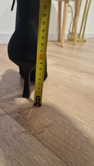 Botines negros con pedrería