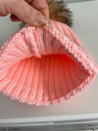 Gorro UGG rosa con pompón