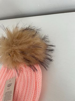 Gorro UGG rosa con pompón