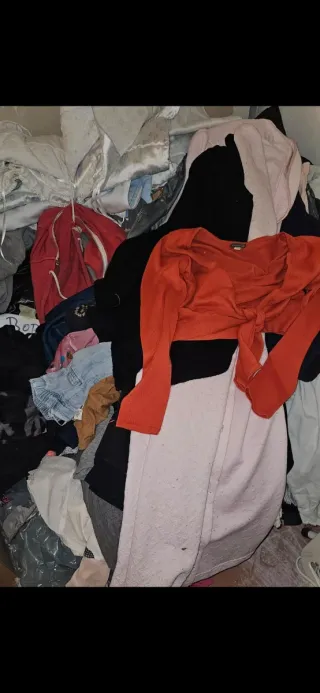 Lote de ropa variada.