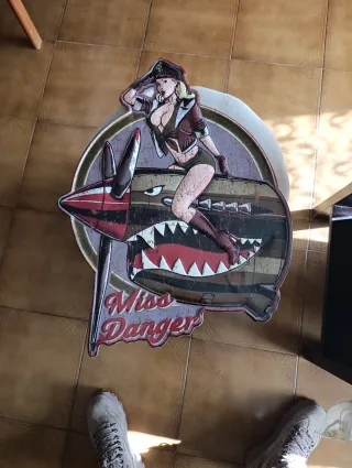 Decoración Miss Danger Metal