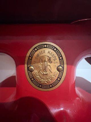 Máquina de coser Singer roja antigua