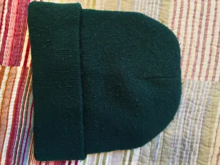 Gorro de invierno verde con bordado