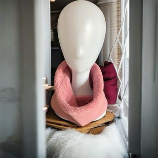 Braga de cuello rosa suave