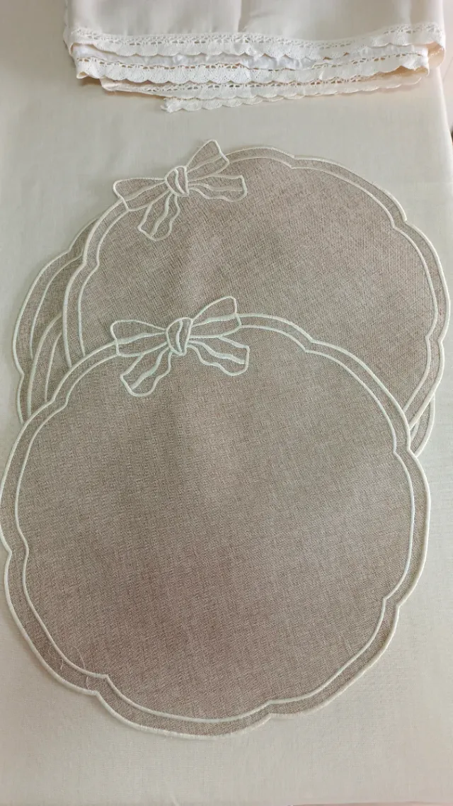 4 Individuales festoneados con lazo