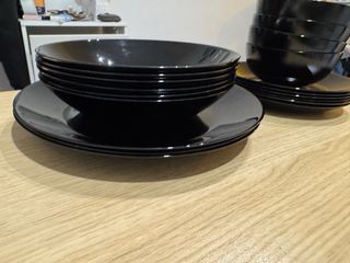 Set di stoviglie nere in vetro elegante