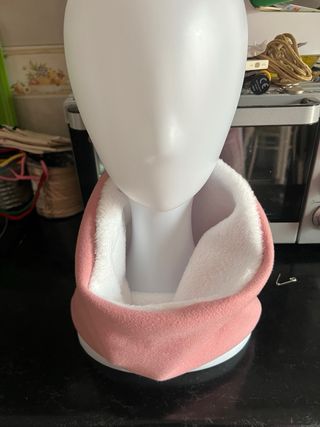 Braga de cuello rosa y blanco