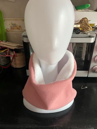 Braga de cuello rosa y blanco