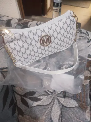 Bolso de hombro blanco con detalles dorados