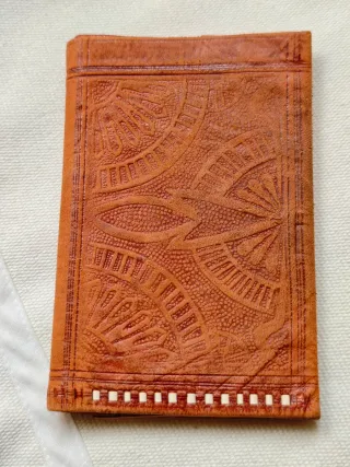 Cartera monedero de piel marrón con relieve