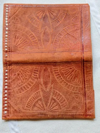 Cartera monedero de piel marrón con relieve