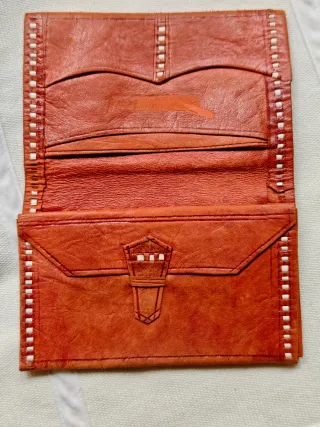 Cartera monedero de piel marrón con relieve