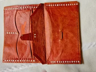 Cartera monedero de piel marrón con relieve