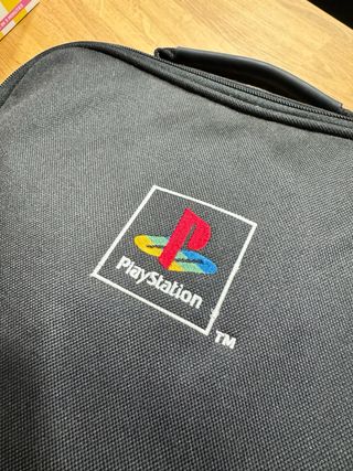 Playstation 1 con bandolera y mando