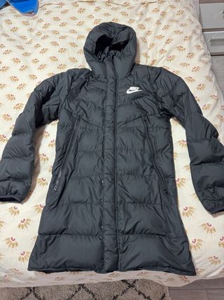 Abrigo largo acolchado Nike negro