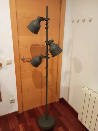 Lámpara de pie IKEA HEKTAR gris oscuro
