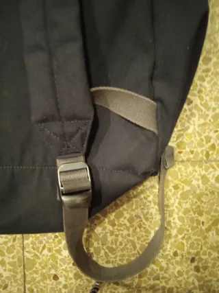 Mochila Eastpak Negra y cuero45 x 40 cm.