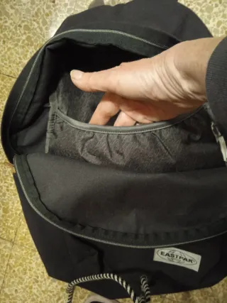 Mochila Eastpak Negra y cuero45 x 40 cm.