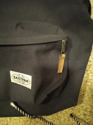 Mochila Eastpak Negra y cuero45 x 40 cm.