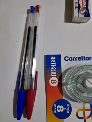 Set cancelleria: colla, bianchetto, gomma, ecc.