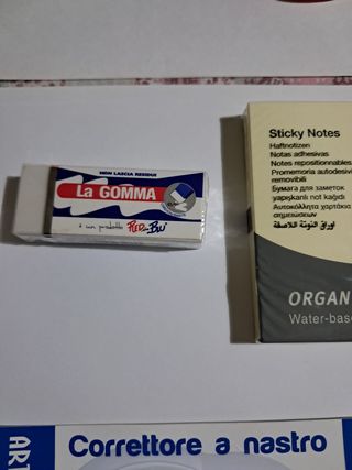 Set cancelleria: colla, bianchetto, gomma, ecc.