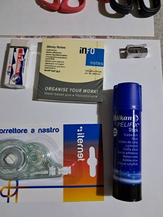 Set cancelleria: colla, bianchetto, gomma, ecc.