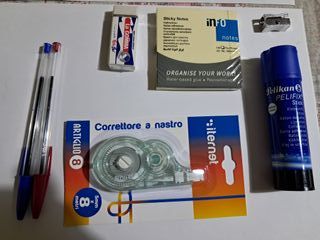 Set cancelleria: colla, bianchetto, gomma, ecc.