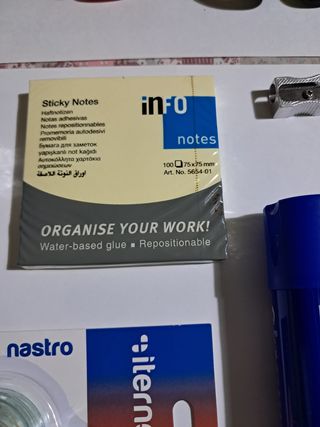 Set cancelleria: colla, bianchetto, gomma, ecc.